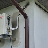 Venkovní jednotka - vedení potrubí v omítce