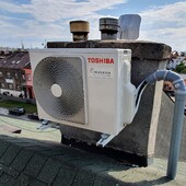 Venkovní jednotka  zavěšená na komíně